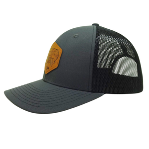 Sombrero de camionero de 6 paneles gris negro al por mayor, parche con logotipo de cuero, personaliza tu propio logotipo en el lado izquierdo, ala plana, hebilla de un solo pecho - Product Image 2
