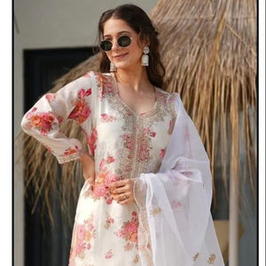Shalwar Kameez élégant en organza imprimé avec fond en coton et Dupatta Trending Exigeant Look pour les tailles XL et XXL - Product Image 1