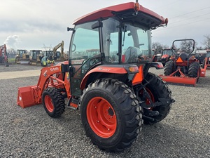รถแทรกเตอร์รุ่น L4760 4WD 47 แรงม้า ปี 2024 พร้อมเกียร์ขับเคลื่อนแบบเกียร์ธรรมดา  พร้อมที่ตักและถัง  รับประกัน 2 ปี ใช้งานเพียง 191 ชั่วโมง - Product Image 4