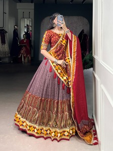 Soie Tussar élégante avec impression Kashmiri et miroir Gamthi Work Lehenga Choli Fabricant et fournisseur de Surat à bas prix - Product Image 2