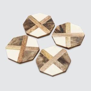 Sous-verres modernes classiques faits à la main en bois de noyer et résine écologiques de 5 mm, lot de 2 pour maisons contemporaines - Product Image 2
