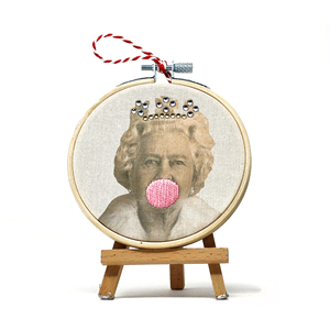 Broderie Pop Art Moderne Faite à la Main sur Cercle de 10 cm en Bambou et Coton Biologique, Motif 3D Bubblegum - Décoration Murale Reine Elizabeth II - Product Image 1