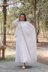 Robe blanche avec dupatta, prête à porter, collection de créateurs indiens, tenue décontractée pour femmes, tenue de soirée, Diwali, Surat, vente en gros, prix bas - Product Image 2