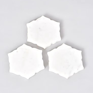 Posavasos de mármol blanco con latón dorado hecho a mano, juego de 6 elegantes posavasos para bebidas para protección de mesa y decoración de lujo para el hogar - Product Image 1