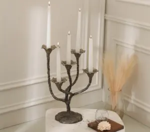 Elegante portavelas de aluminio chapado en oro con diseño para decoración del hogar y vacaciones navideñas - Product Image 1