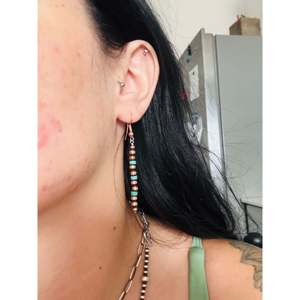 Boucles d'oreilles pendantes style Navajo en turquoise et perles de cuivre, clous en laiton plaqué or pour fêtes, mariages et cadeaux - Product Image 2