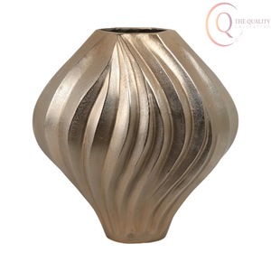 Vase décoratif de table en métal léger fait main, design de haute qualité pour intérieurs élégants et espaces de vie stylés - Product Image 4