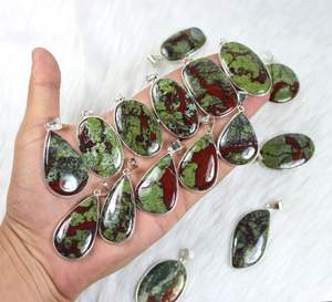 Vente en gros de magnifiques pendentifs en pierres précieuses jaspe dragon pour femmes sertissage de lunette collier plaqué argent incrustation de sang dragon - Product Image 1