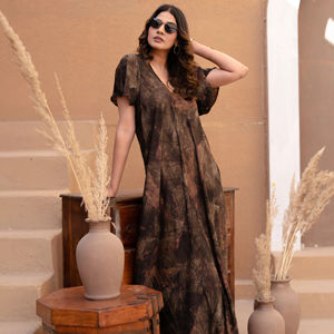 Vestido Midi de Verano con Estampado Abstracto en Tonos Tierra, Cuello en V, Manga Abullonada, Estilo Boho Discreto, Tono Neutro, Cintura Natural, Ideal para Vacaciones - Product Image 1