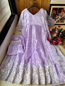 Costume prêt à porter fait à la main fil de créateur lourd avec robe et pantalon brodés avec bordure en dentelle travail Dupatta entièrement cousu - Product Image 2