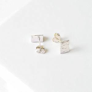 Poste de tachuelas rectangulares texturizados de plata de ley - Product Image 1