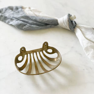 Porte-savon en laiton de style industriel pour les intérieurs de salles de bain urbaines, ajoutant un look audacieux et une structure métallique robuste - Product Image 1