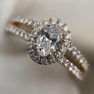 Este anillo de compromiso con diamante cultivado en laboratorio de corte ovalado y doble banda en oro amarillo macizo de 14k es una pieza de joyería fina lujosa y atemporal. - Product Image 4