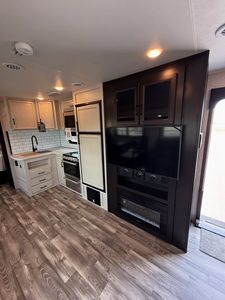 Remolque de Viaje Económico Jaycoo Eagle de Aluminio para 6 Personas, Cocina Extraíble, Diseño Moderno, Exterior en Blanco y Negro - Product Image 4