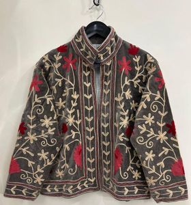 Veste en coton brodée Suzani indienne faite à la main pour femmes, veste bomber courte de style bohème pour l'hiver - Product Image 1