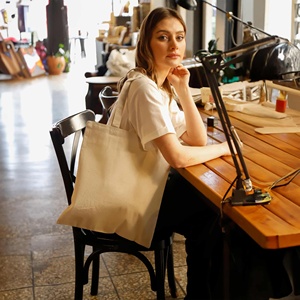 Sac fourre-tout classique en toile de coton recyclé écologique avec broderie et décoration lettres, fermeture éclair, idéal printemps-été - Product Image 3