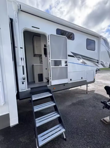 รถบ้านมือสอง 3 เดือนการใช้งาน ปี 2023 2024 2025 ยี่ห้อ Forest River รุ่น Fifth Wheel Wildcat 34CRIB รถพ่วงเดินทาง RV - Product Image 3