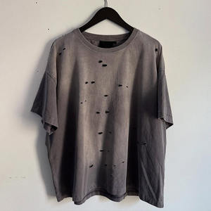 Logo personnalisé T-shirt homme 100% coton col rond surdimensionné lavé à l'acide trous en détresse avec motif solide T-Shirt personnalisable - Product Image 1