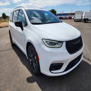 Chrysler Pacifica 2024 d'occasion en parfait état - Product Image 3