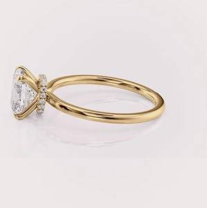 Anillo Clásico con Diamante Cultivado en Laboratorio en Forma de Cojín con Banda de Oro Amarillo de 18 Quilates - Product Image 6