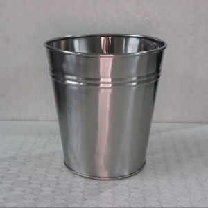 Artículo de moda de 2026: una cubitera utilizada para almacenar y servir cubitos de hielo, principalmente demandada en bares y restaurantes. - Product Image 1