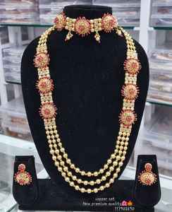 Ensemble de bijoux de mariage traditionnels indiens en cuivre plaqué or pour femmes, ensemble de boucles d'oreilles et de collier pour les fêtes - Product Image 2