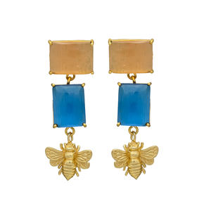 Nouvelles boucles d'oreilles pendantes dorées de créateur avec motif abeille, pierres précieuses Monalisa pêche et bleues, en laiton, pour tous. - Product Image 1