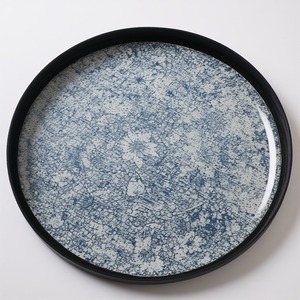 Assiette de présentation en fer effet marbre blanc, veines grises, finition brillante, design Art Déco léger pour décoration moderne et minimaliste - Product Image 1