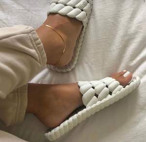 Sandalias Unisex Ligeras de PVC Ecológicas Antideslizantes en Varios Colores para Uso Interior y Exterior Hechas en Turquía - Product Image 2