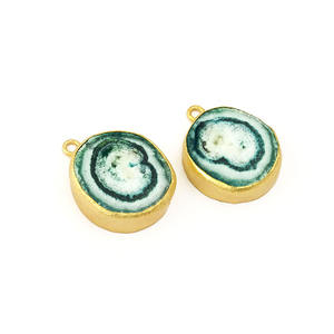 Venta al por mayor de pendientes de piedra de cuarzo solar rosa de estilo vintage, par de collares de fianza individuales chapados en oro, ajuste de latón - Product Image 2