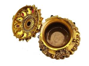 Forme de Kalash fabriquée à la main de qualité supérieure pour mariage Haldi Sindoor Kumkum Chandan Dabbi boîte de matériel en laiton pur faite à la main - Product Image 3