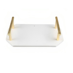 Plateau de service en marbre blanc de qualité supérieure avec poignée en métal doré Design de luxe élégant pour l'affichage de desserts à la maison - Product Image 1