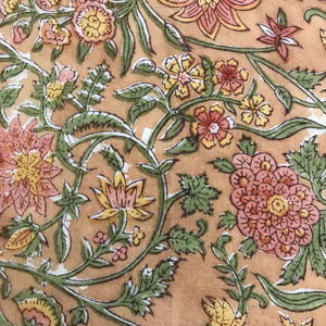 ผ้าฝ้ายพิมพ์ลายดอกไม้สีเบจแบบแฮนด์บล็อก งานฝีมือพื้นเมืองอินเดีย - Product Image 1