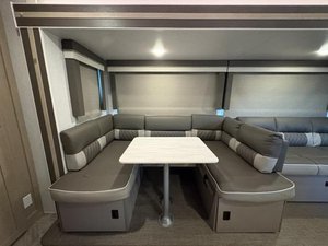 Autocaravana Familiar 4x4 de Lujo Usada, Casa Móvil de Fibra de Vidrio para Campamentos de Aventura y Viajes Todoterreno - Product Image 4