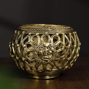 Soporte para bolígrafo Dhokra Art Devi de latón ecológico hecho a mano para decoración del hogar durante Diwali y Navidad HECHO DE Metal - Product Image 1