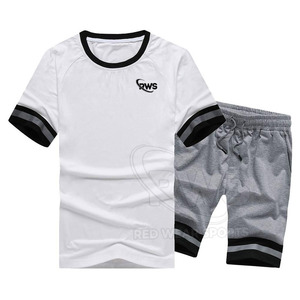 Conjunto de camiseta y pantalones cortos para hombre con logotipo personalizado Conjunto de pantalones cortos ligeros de verano para deportes y uso diario - Product Image 1