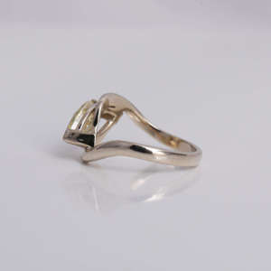 Bague de mariage élégante en or massif 14KT avec diamant jaune taillé en marquise et pavé de diamants cultivés en laboratoire, design tendance, style classique - Product Image 2