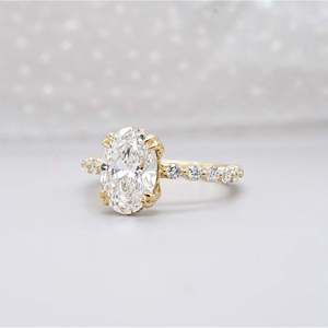 Anillo de Compromiso Ovalado con Halo Oculto y Banda de Diamantes Pavé, Diamante Cultivado en Laboratorio - Product Image 3