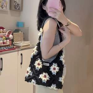 Sac bandoulière portable en coton fait main au crochet avec fleurs, grande capacité et rangement - Product Image 2