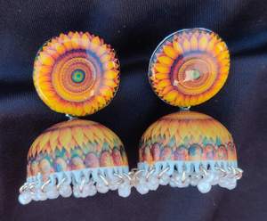 Pendientes Jhumka de diseñador Meenakari con perlas adornadas Ghunghru arte de esmalte indio tradicional en motivos florales vibrantes - Product Image 4