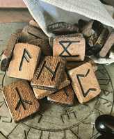 Set Rune Viking Kayu 24 Buah Buatan Tangan Ramah Lingkungan Tahan Lama Dapat Digunakan Kembali Kantong Katun/Linen Batu Rune Spiritual Nordik Terukir