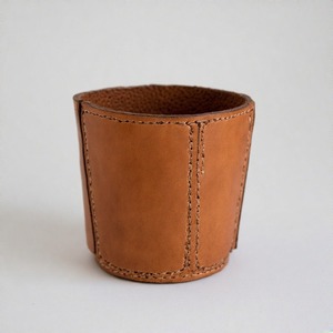 Petite jardinière en cuir à l'aspect luxueux avec finition douce conçue pour compléter un style botanique minimal et l'harmonie intérieure - Product Image 2