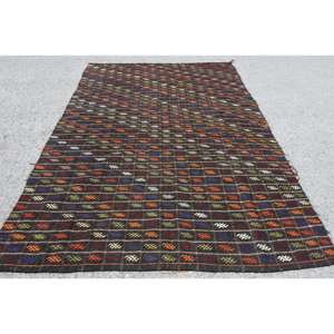 Alfombra Turca Kilim Vintage Grande de 6.4x9.6 pies, Alfombra Marroquí Negra de Lana - Product Image 1