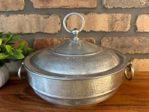 Cacerola de Metal con Acabado Plateado y Diseño Martillado Premium con Tapa de Perilla de Anillo para Uso en Comidas Tradicionales y Presentación en Mesa - Product Image 4