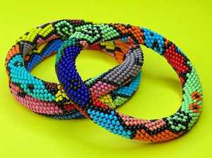 Bracelet artisanal en perles de verre multicolores élastiques, bijoux de mode en gros pour la distribution OEM et l'exportation - Product Image 5