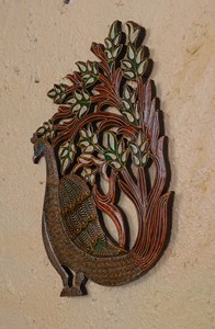 Vente en gros de décoration de paon de forme unique en bois peint à la main belle décoration d'intérieur design de paon panneau de suspension de cadre mural en bois - Product Image 3