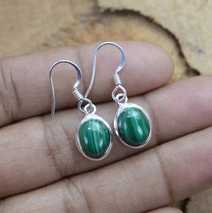 Boucles d'oreilles à tige minimaliste en argent sterling 925 avec motif de paix de style bohème avec pierre précieuse de malachite pour filles - Product Image 1