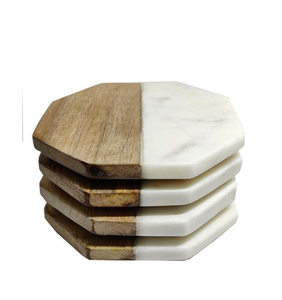 Dessous de verre gravé en marbre et bois d'acacia Taille personnalisée Dessous de verre en marbre de luxe Décoration de mariage populaire Réutilisable - Product Image 2