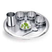 Grand plateau de service en acier inoxydable offrant amplement d'espace pour exposer les aliments lors de dîners sous forme de buffet