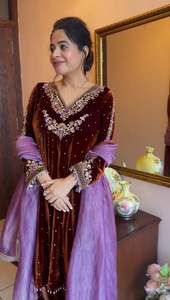 Traje Salwar de Terciopelo de Diseño Indio-Pakistaní con Lentejuelas y Bordados, Traje Salwar Elegante para Fiestas, Bodas y Uso Casual - Product Image 3